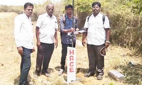 சுப்பிரமணியக்கவுன்டன்வலசு கிராமத்தில், கோயில் நிலத்தை அளவீடு செய்து எல்லைக்கல் நட்ட அறநிலையத்துறை அதிகாரிகள்.