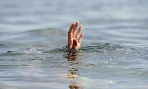 திருவனந்தபுரம் அருகே இன்று கடலில் படகு கவிழ்ந்து 4 மீனவர்கள் மூழ்கினர்- ஒருவர் பலி