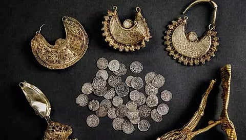 நெதர்லாந்து நாட்டில் வரலாற்று ஆராய்ச்சியாளர் கண்டுபிடித்த 1000 ஆண்டு பழமையான தங்க புதையல்