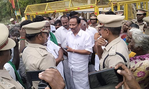 போலீசாருடன் அருண்மொழிதேவன் எம்.எல்.ஏ. வாக்குவாதத்தில் ஈடுபட்ட காட்சி.