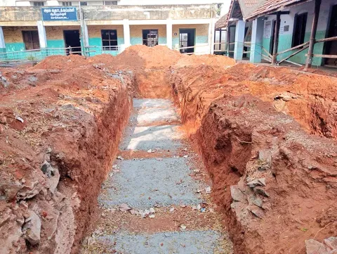 செங்கோட்டை கீழுர் தபால் நிலையத்தையொட்டி பிரதான குறுகிய சாலையில் கொட்டிக்கிடக்கும் மணல், ஜல்லிகள்.