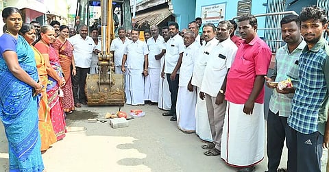 ராயகிரி பேரூராட்சியில் புதிய பணிகளை யூனியன் சேர்மன் பொன் முத்தையா பாண்டியன் தொடங்கி வைத்தார். அருகில் பேரூராட்சி மன்ற தலைவர் இந்திரா பூசைபாண்டியன்.