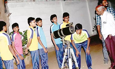தொலை நோக்கியின் வாயிலாக மாணவர்கள் வானில் தோன்றிய நட்சத்திரங்கள், கோள்களை கண்டு மகிழ்ந்த காட்சி.