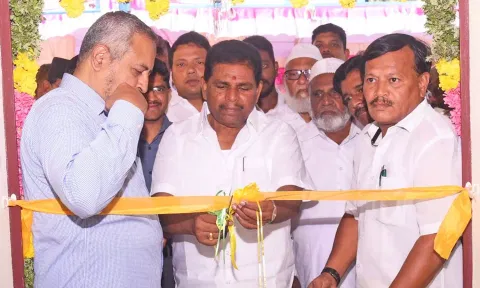 அமைச்சர் அனிதா ராதாகிருஷ்ணன் கட்டிடத்தை திறந்து வைத்த போது எடுத்த படம்.&nbsp;