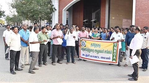 கடலூர் கலெக்டர் அலுவலகத்தில் வருவாய் துறை அலுவலர் சங்க மாவட்ட தலைவர் மகேஷ் தலைமையில் வெளிநடப்பு போராட்டம் நடைபெற்றது.