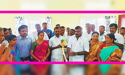 ராதாபுரம் மீன்வளத்துறை அலுவலகத்தை நெல்லை மாவட்ட பஞ்சாயத்து தலைவர் வி.எஸ்.ஆர். ஜெகதீஸ் குத்துவிளக்கேற்றி தொடங்கி வைத்தார்.