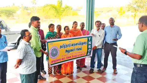 ஆர்ப்பாட்டத்தில் கலந்துகொண்டவர்களை படத்தில் காணலாம்.