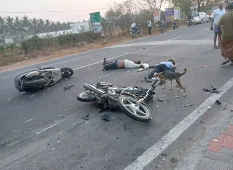 மோட்டார் சைக்கிள்கள் நேருக்கு நேர் மோதி வாலிபர் பலி