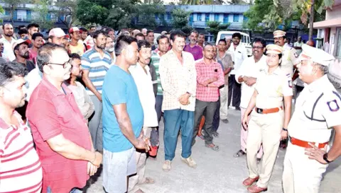 சங்ககிரியில் வடமாநில தொழிலாளர்களுடன் டி.எஸ்.பி ஆரோக்கியராஜ் கலந்துரையாடிய காட்சி.&nbsp;