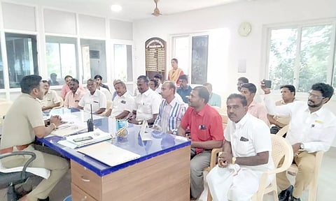 கூட்டத்தில் துணை போலீஸ் சூப்பிரண்டு ராஜா பேசினார்.