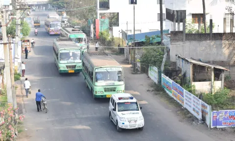 கடலூரில் போலீஸ் பாதுகாப்புடன் பஸ்கள் இயக்கப்பட்டன.