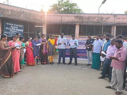 திண்டிவனத்தில் வருவாய்த்துறை அலுவலர் சங்கத்தினர் போராட்டத்தில் ஈடுப்பட்டனர்.