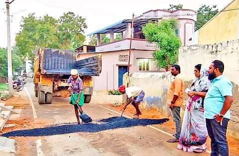உடன்குடி பேரூராட்சியில் வேகத்தடை அமைக்கப்படும் காட்சி.