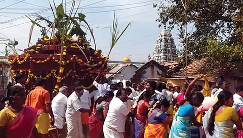 வாழப்பாடி சென்றாய பெருமாள் கோவில் தேர் வெள்ளோட்டத்தில் கலந்து கொண்ட பக்தர்களை படத்தில் காணலாம்.&nbsp;