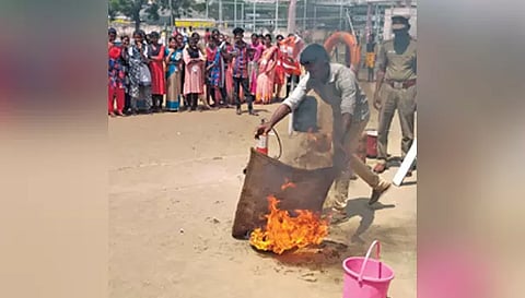 அரசு கலைக் கல்லூரியில் தீத்தடுப்பு செயல் முறை விளக்கம் அளிக்கப்பட்ட காட்சி