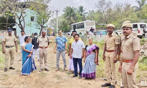 குளம் தூர்வாரும் பணியை நகராட்சி ஆணையர் வாசுதேவன் பார்வையிட்டார்.
