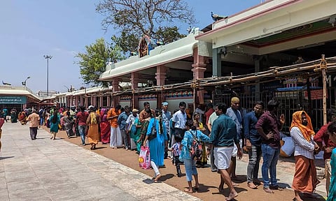 விடுமுறைநாளையொட்டி பழனியில் அலைமோதிய பக்தர்கள் கூட்டம்