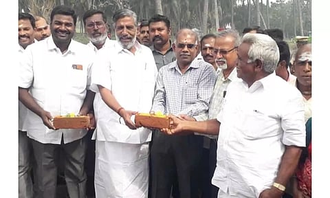 புதிய பாலம் கட்டும் பணியை அமைச்சர் தேனீ.ஜெயக்குமார் பூமி பூஜை செய்து தொடங்கி வைத்த காட்சி.