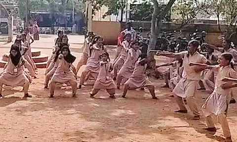 மாணவிகளுக்கு கராத்தே பயிற்சி நடைபெற்ற காட்சி.