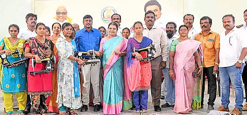தூத்துக்குடியில் நடந்த நிகழ்ச்சியில் அமைச்சர் கீதாஜீவன் நலத்திட்ட உதவி வழங்கிய போது எடுத்த படம்.