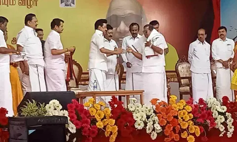 சாமளாபுரம் பேரூராட்சி தலைவர் தி.மு.க.வில் இணைந்த காட்சி.