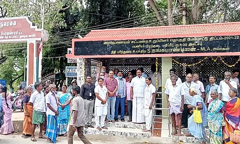 பயணிகள் நிழற்குடையை தங்கபாண்டியன் எம்.எல்.ஏ., திறந்து வைத்தார்.