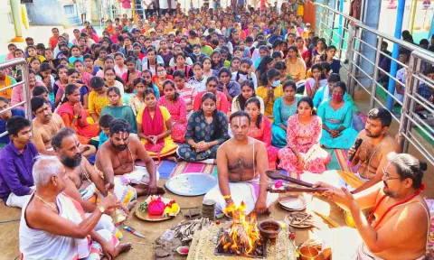 பிளஸ்-2 மாணவர்களுக்கு லட்சுமி ஹயக்ரீவர் யாக பூஜை நடைபெற்றதை படத்தில் காணலாம்.