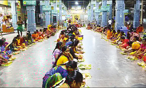 குலசேகரன்பட்டினம் முத்தாரம்மன் கோவிலில் 108 மாவிளக்கு பூஜை