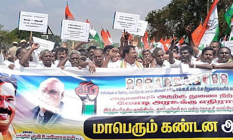 ரூபி மனோகரன் எம்.எல்.ஏ. தலைமையில் ஆர்ப்பாட்டம் நடைபெற்றபோது எடுத்த படம்.