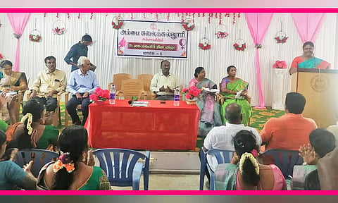 மகளிர் தினவிழாவில் கலந்து கொண்டவர்களை படத்தில் காணலாம்.