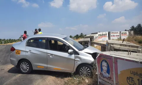 கொட்டாரம் அருகே தடுப்புச்சுவர் மீது மோதிய கார் - டிரைவர் படுகாயம்