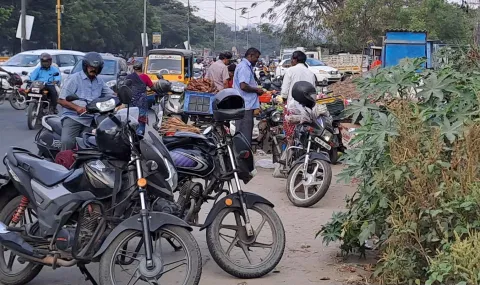 சிங்காநல்லூர் உழவர் சந்தையில் நடுரோட்டில் நிறுத்தப்படும் மோட்டார் சைக்கிள்கள்