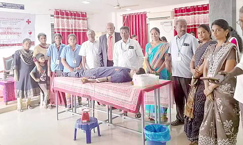 கல்லூரி மாணவிகள் ரத்ததானம் வழங்கினர்.