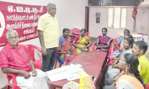 கூட்டத்தில் ஏ.ஐ.டி.யூ.சி மாநில செயலா் சந்திரகுமாா் பேசினார்.