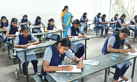 தமிழகம் மற்றும் புதுச்சேரியில் 12-ம் வகுப்பு பொதுத்தேர்வு இன்று தொடங்கியது