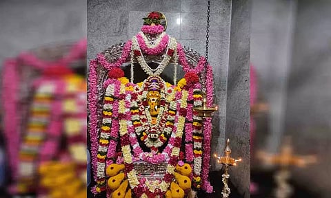 மாதப்பூர் முத்துக்குமாரசுவாமி மலையில் சங்கடஹர சதுர்த்தியை முன்னிட்டு சிறப்பு அலங்காரத்தில் அருள் பாலித்த விநாயக பெருமான்.