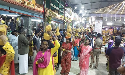 மண்டைக்காடு பகவதி அம்மன் கோவிலில் நாளை ஒடுக்கு பூஜை - பெண் பக்தர்கள் திரண்டனர்