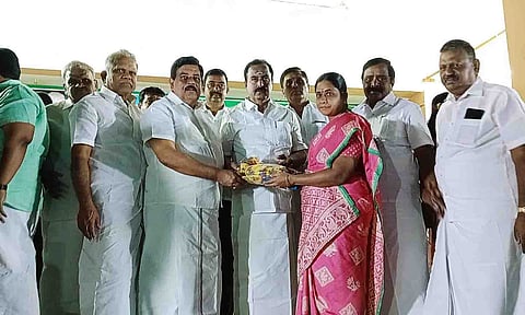 கூட்டத்தில் நலத்திட்ட உதவிகள் வழங்கப்பட்ட போது எடுத்த படம்.