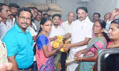 பகுதிநேர ரேசன் கடையை அமைச்சர் சாத்தூர் ராமச்சந்திரன் திறந்து வைத்து முதல் விற்பனையை தொடங்கி வைத்த காட்சி. அருகில் கலெக்டர் ஜெயசீலன், கூட்டுறவு சங்கங்களின் மண்டல இணைப்பதிவாளர் செந்தில்குமார் மற்றும் பலர் உள்ளனர்.