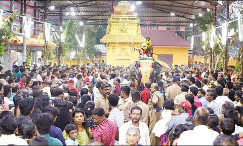 யானை மீது சந்தனகுடம் ஊர்வலமாக எடுத்து வந்ததையும், பக்தர்களின் கூட்டத்தையும் படத்தில் காணலாம்.