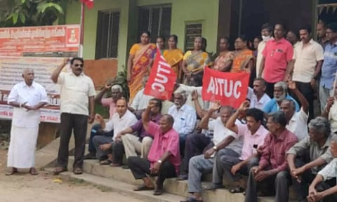 தட்டாஞ்சாவடி தலைமை அலுவலகம் முன்பு நிலுவை சம்பளம் வழங்க கோரி பாசிக் ஊழியர்கள் முற்றுகை போராட்டத்தில் ஈடுபட்ட காட்சி.