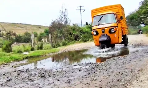 சேதமடைந்த சாலையை படத்தில் காணலாம்.