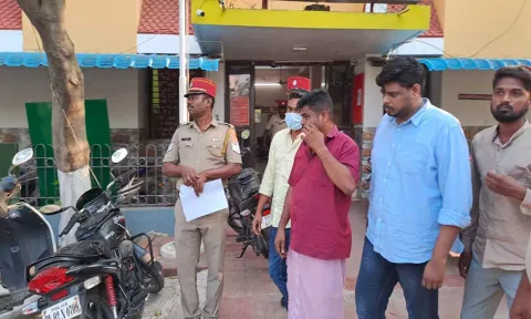 கைது செய்யப்பட்டவர்களையும், அவர்களை பிடித்த போலீசாரையும் படத்தில் காணலாம்.