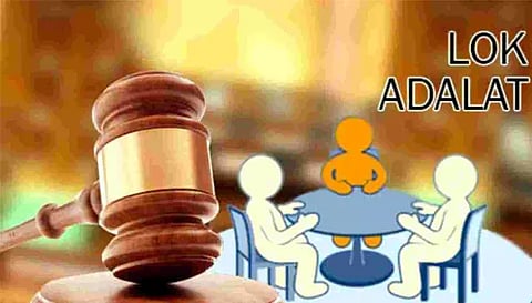 மக்கள் நீதிமன்றத்தில் 77 வழக்குகளுக்கு தீர்வு