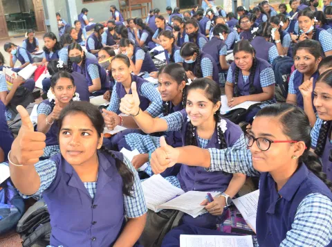கோவையில் பிளஸ்-2 தேர்வை ஆர்வத்துடன் எழுதிய மாணவ- மாணவிகள்
