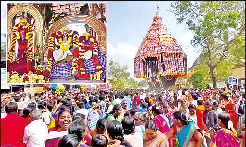 தேரோட்டம் நடந்த போது எடுத்த படம். ( உள்படம்: தேரில் எழுந்தருளிய சுவேதாரண்யேஸ்வரர்- பிரம்ம வித்யாம்பிகை)