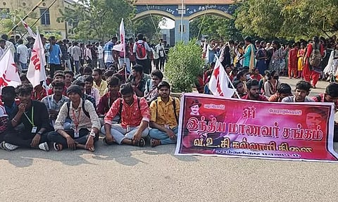 தூத்துக்குடியில் இன்று வகுப்புகளை புறக்கணித்து போராட்டத்தில் ஈடுபட்ட மாணவர்கள்.