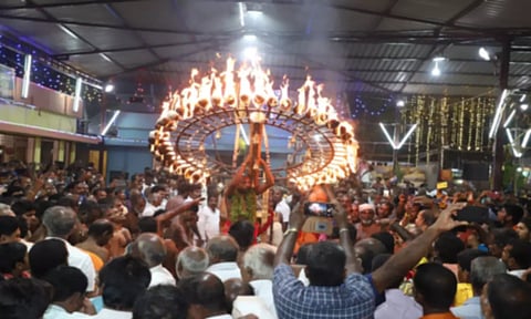 பெரிய தீ வெட்டி ஊர்வலம் நடந்தபோது எடுத்த படம்.