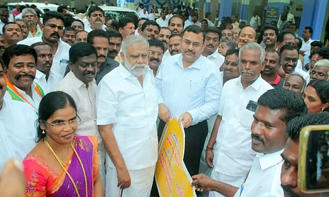 தென்காசி மாவட்டத்தில் அமைச்சர் ஐ.பெரியசாமி ஆய்வு மேற்கொண்டபோது எடுத்த படம்.&nbsp;