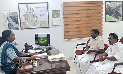 புலிகள் காப்பக வனத்துறை துணை இயக்குனர்  செண்பகப்பிரியாவை  தெற்கு மாவட்ட தி.மு.க. செயலாளர் சிவபத்மநாதன் சந்தித்த போது எடுத்தபடம்.